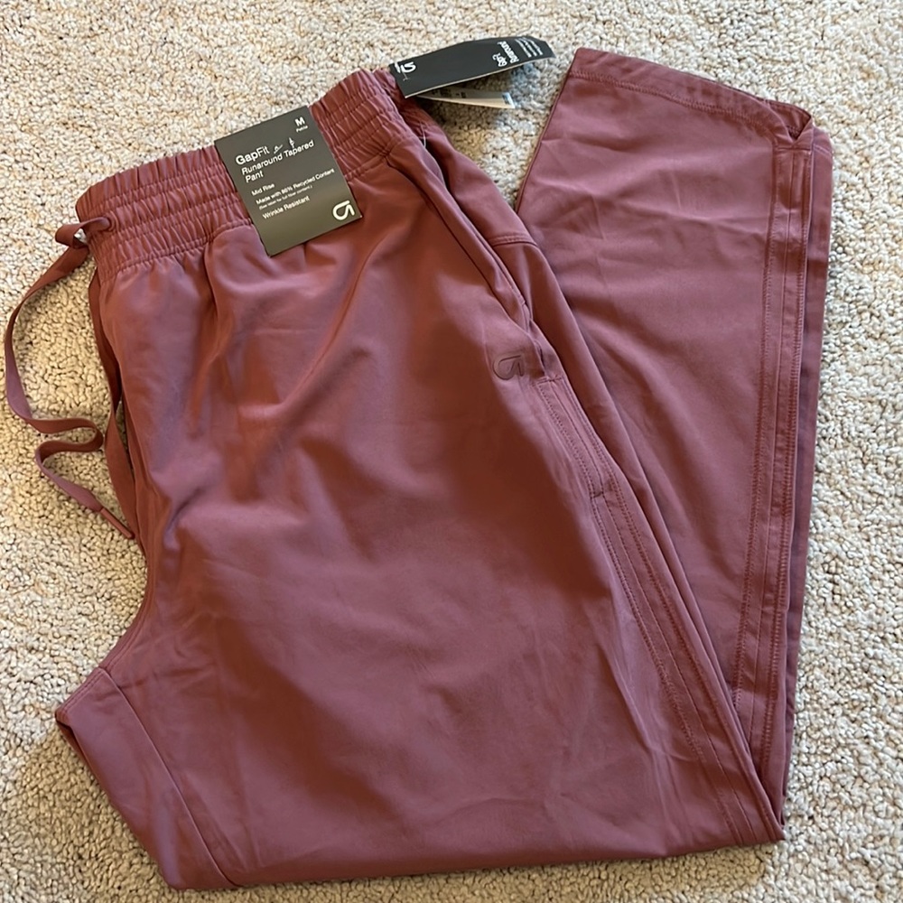 NWT gap runaround tapered pant. Medium petite. Rose color.